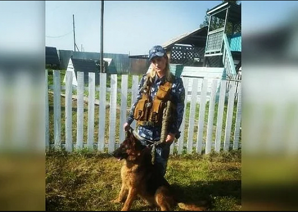 Кинолога колонии Гарей наградили медалью МЧС "За спасение погибающих на воде"