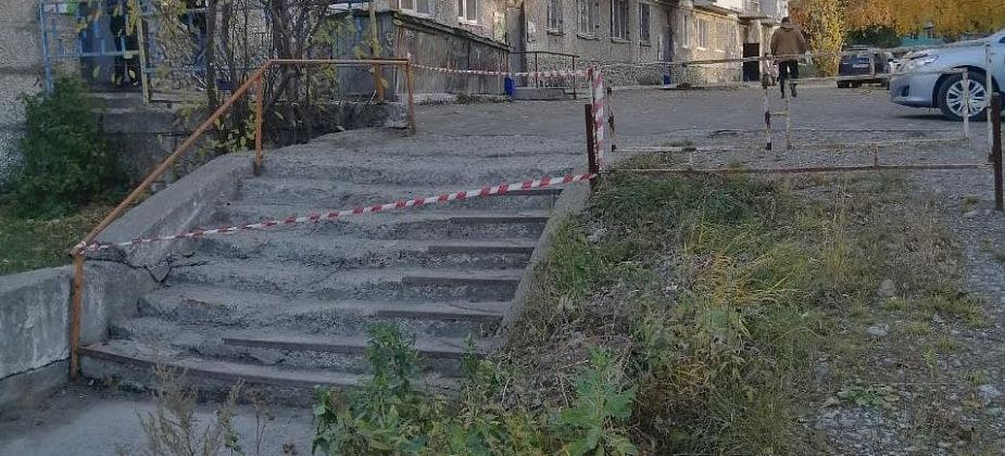 В Серове начали ремонтировать аварийную лестницу, на которую жаловались люди