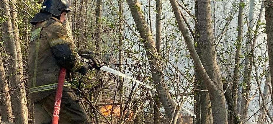 В поселке Черноярский потушили пожар. Горела сухая трава