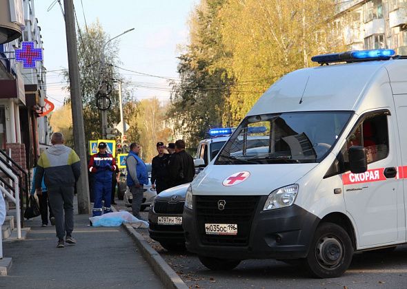 В центре Серова обнаружено тело женщины. Она могла выпасть из окна