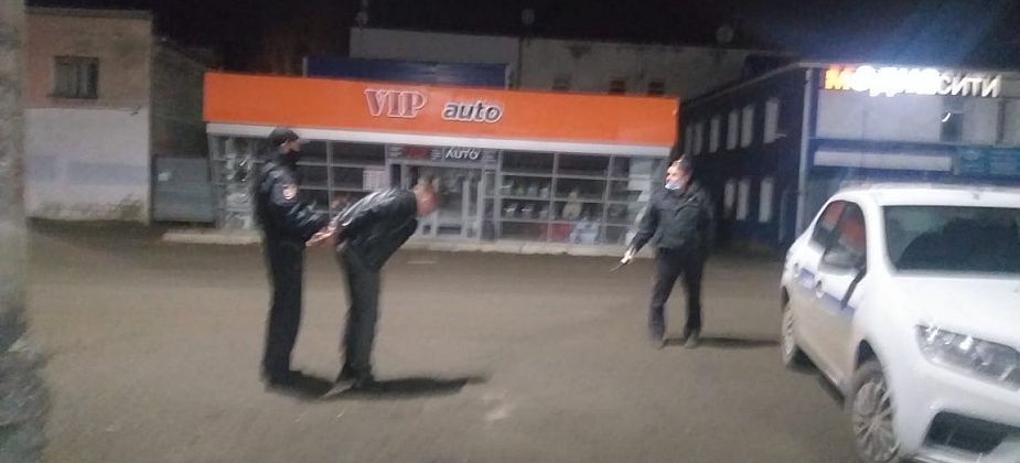 Полиция Серова: руководство магазина не имеет претензий к мужчине, который пытался проникнуть в торговый объект 
