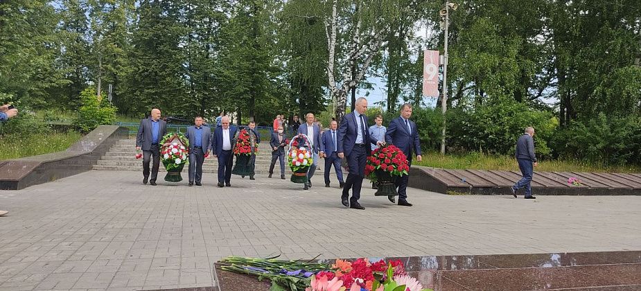 Чиновники, депутаты и руководители предприятий возложили цветы к Вечному огню в Серове