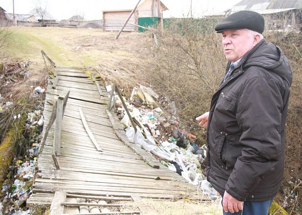 “Уже люди падали с моста, поручней нет". Жители деревни Копылова просят власти не забывать о них