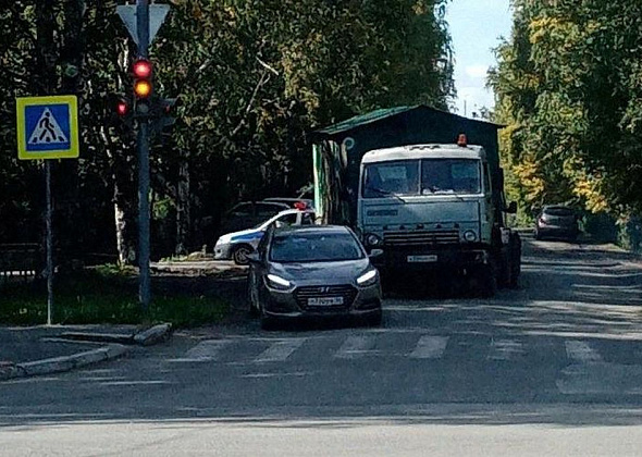 В Серове в легковушку въехал "КамАЗ" с гаражом на борту