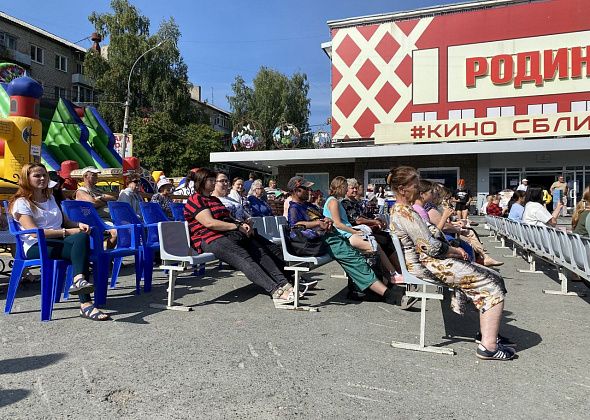 Эмилия Ратаковски показала откровенное фото в пижаме