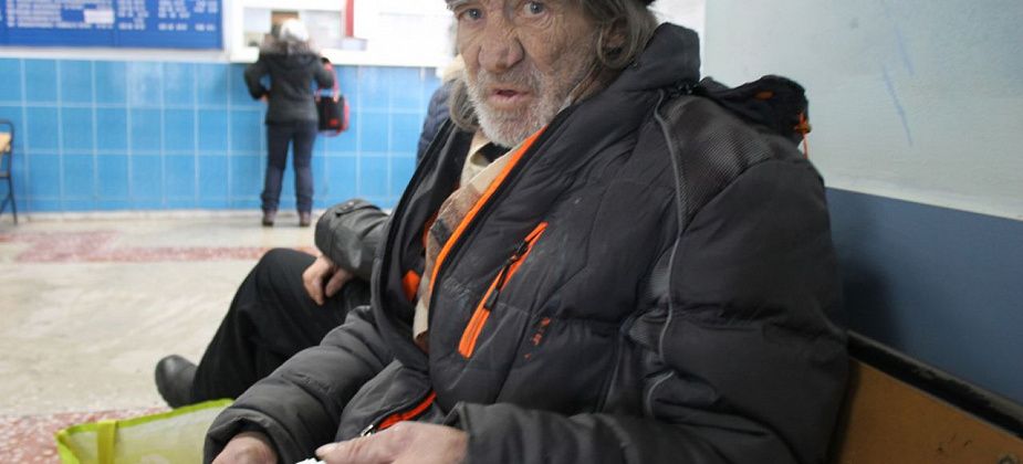 Месяц на серовском автовокзале живет мужчина, который после болезни не смог оплачивать съемную квартиру