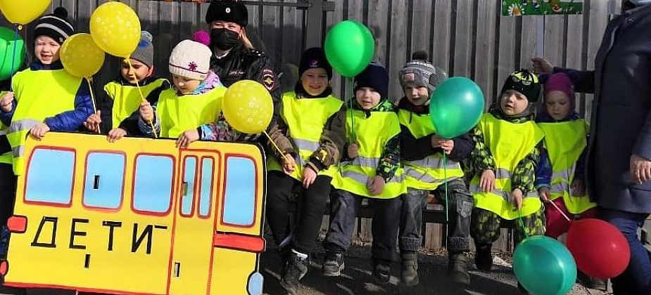 «Шагающий автобус» прошелся по поселку Металлургов