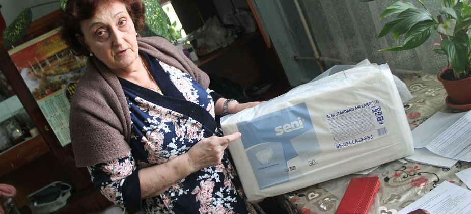 "В какие двери стучаться?" Серовчанка не может добиться льготного получения памперсов для 95-летней мамы