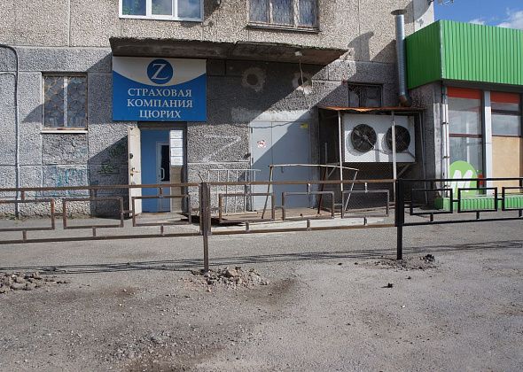 В Серове установили забор, отрезав грузовикам подъезд к магазинам