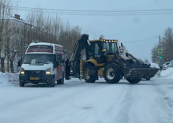 В Серове столкнулись экскаватор и маршрутка