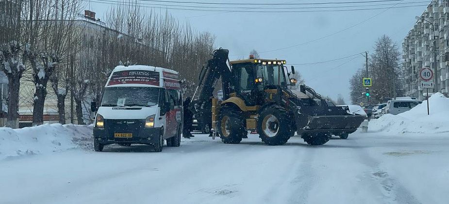 В Серове столкнулись экскаватор и маршрутка