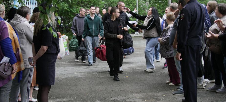 Из Серова на службу в армию отправили 15 призывников