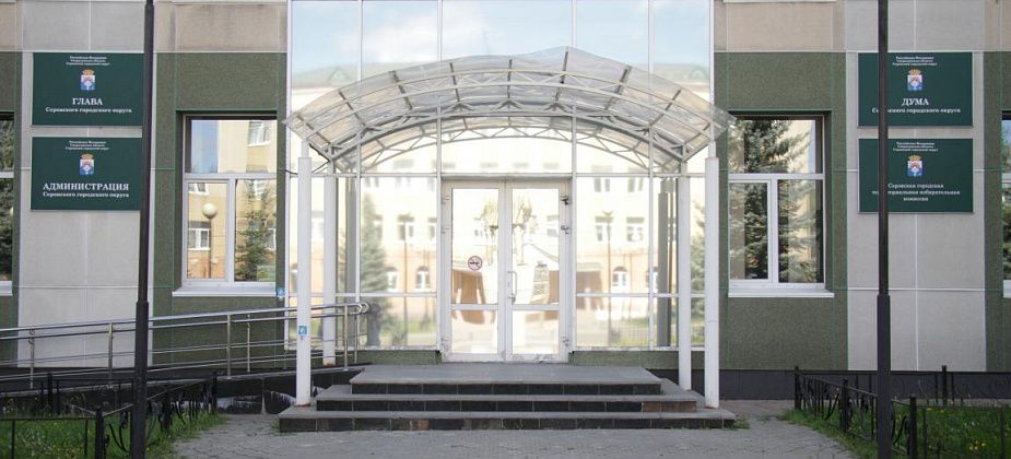 У здания администрации Серова планируют отремонтировать козырек над входом и карниз кровли