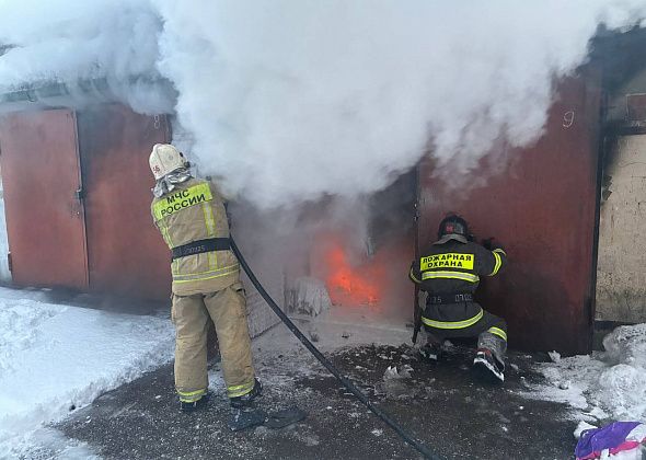 В районе ДРСУ горели гараж и автомобиль Chevrolet Niva