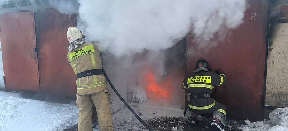 В районе ДРСУ горели гараж и автомобиль Chevrolet Niva