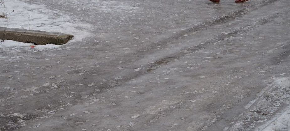 "Серовавтодор" из-за гололедицы работает круглосуточно