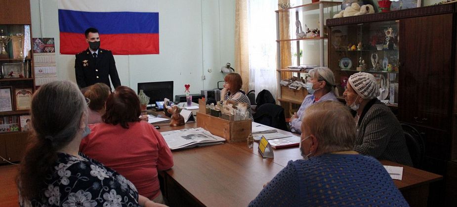 Полицейский преподал членам общества инвалидов Серова урок финансовой грамотности