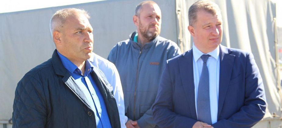 “Я сюда два раза в день приезжаю и все вижу”. Глава Серова потребовал подрядчика ускорить ремонт дорог