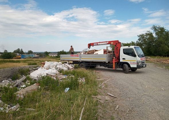 Серовчанка сняла на видео, как неизвестные разгружают мусор в бывшие силосные ямы