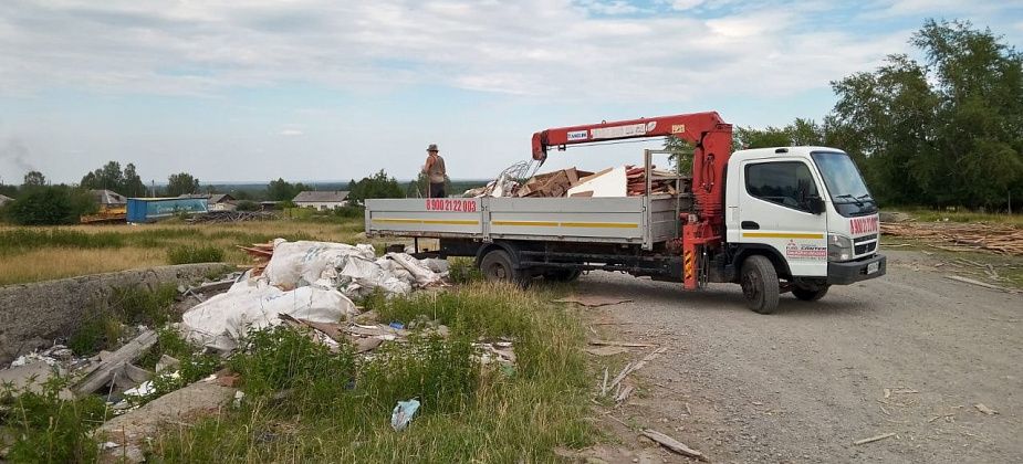 Серовчанка сняла на видео, как неизвестные разгружают мусор в бывшие силосные ямы