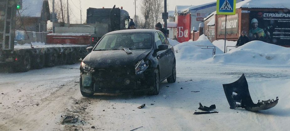 Грузовик и легковушка столкнулись в Серове из-за выезда большегруза на запрещающий сигнал светофора