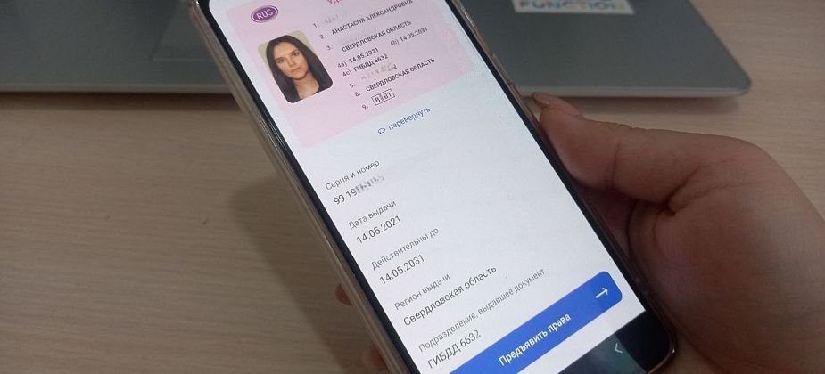  Водители могут показать права сотруднику ГИБДД в приложении. Но оригинал с собой возить нужно 