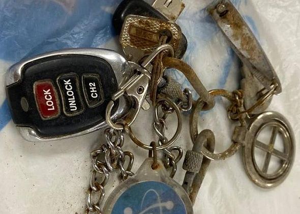 На кладбище серовчанин нашел ключи от автомобиля. Кто потерял - заберите в редакции