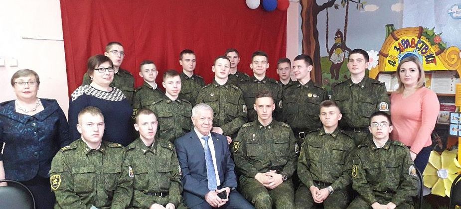 Депутат ЗакСо Владимир Анисимов прочитал стихи серовским кадетам