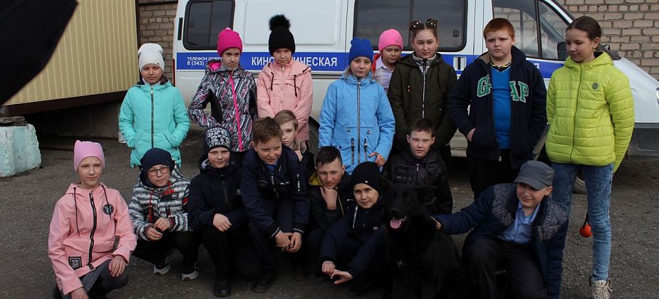 Юные серовчане посетили полицию с экскурсией