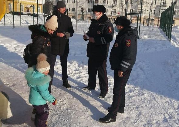 Сотрудники ГИБДД раздают во дворах Серова памятки по соблюдению правил дорожного движения