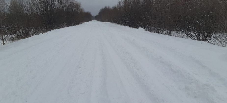 Жители Ларьковки пожаловались, что уборка снега в поселке началась с территории возле дома директора МУПа