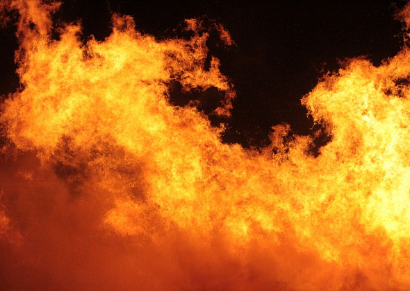 В пожаре на бывшем деревообрабатывающем предприятии Серова погиб человек