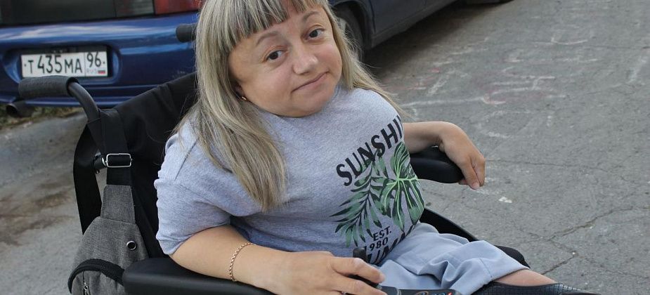 "Хочу самостоятельно выходить на улицу". Серовчанка, страдающая редким генетическим заболеванием, мечтает без чьей-либо помощи выбираться из дома