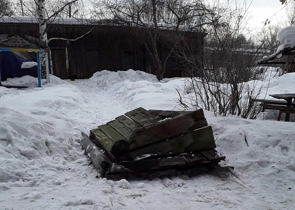 Снег, сошедший с крыши дома в Серове, оторвал козырек над входом в подъезд. Никто не пострадал 