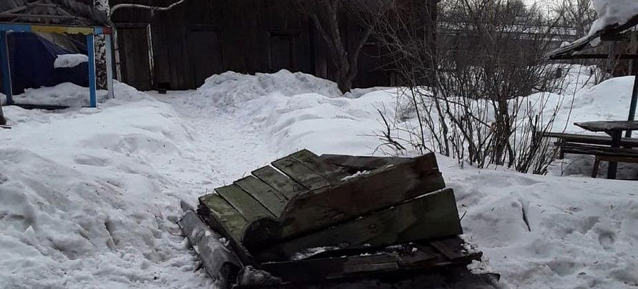Снег, сошедший с крыши дома в Серове, оторвал козырек над входом в подъезд. Никто не пострадал 
