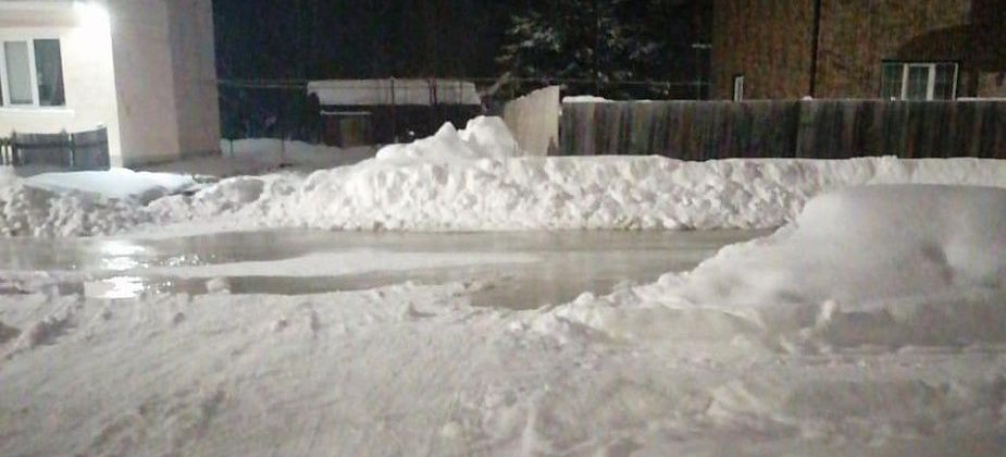 В поселке Энергетиков из-за аварии на водопроводе затопило соседний дом