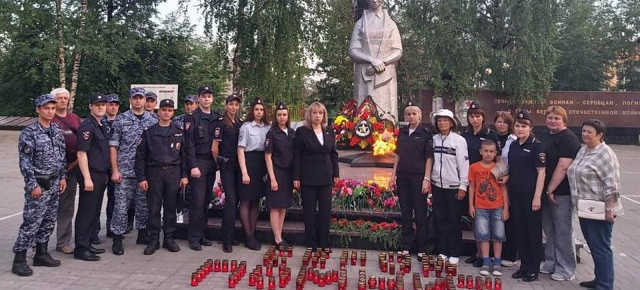 Полиция Серова и Росгвардия приняли участие в городской акции «Свеча памяти»