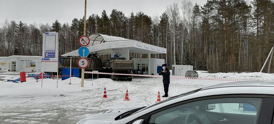"Машина въехала в оборудование АЗС". ДТП на заправке в Серове попало на видео