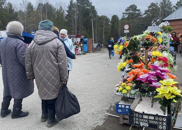 “Приехала поклониться умершим родственникам”. Серовчане в Радоницу посещают кладбища