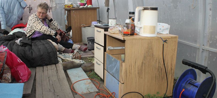 Благодаря помощи неравнодушных серовчан, пенсионерка-погорелица переехала из теплицы в дом