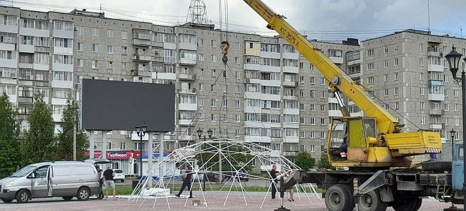 На центральной площади Серова монтируют купол для чтения лекций