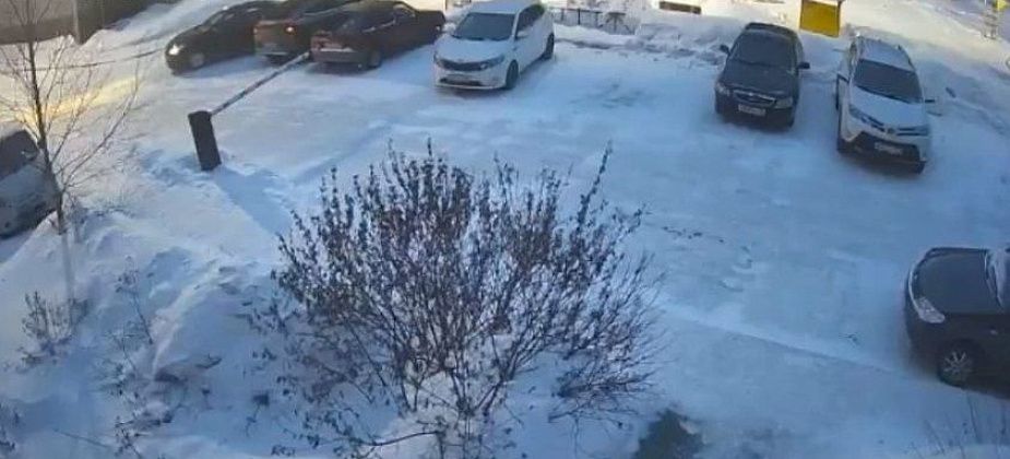 ГИБДД Серова разыскивает водителя, который въехал в машину и скрылся с места ДТП