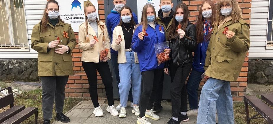Школьники и студенты раздают серовчанам георгиевские ленты