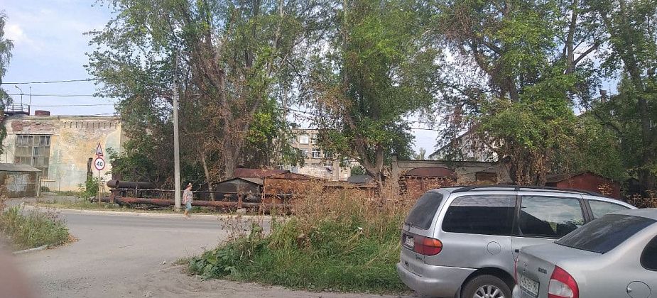 Жители дома по улице Луначарского - о "голой" теплотрассе: "Мы сейчас что, за отопление улицы платить должны?" 