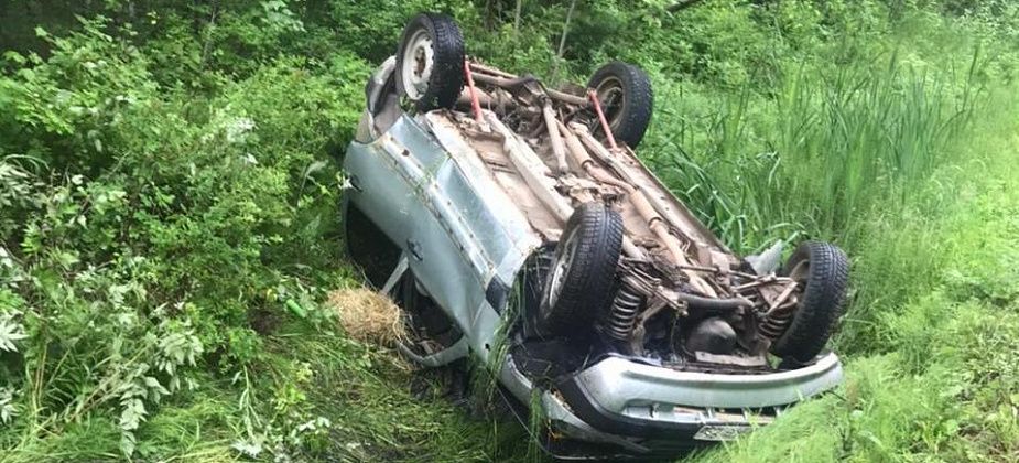 Водитель уснул за рулем на трассе Серов - Сосьва. Автомобиль вылетел с дороги и опрокинулся