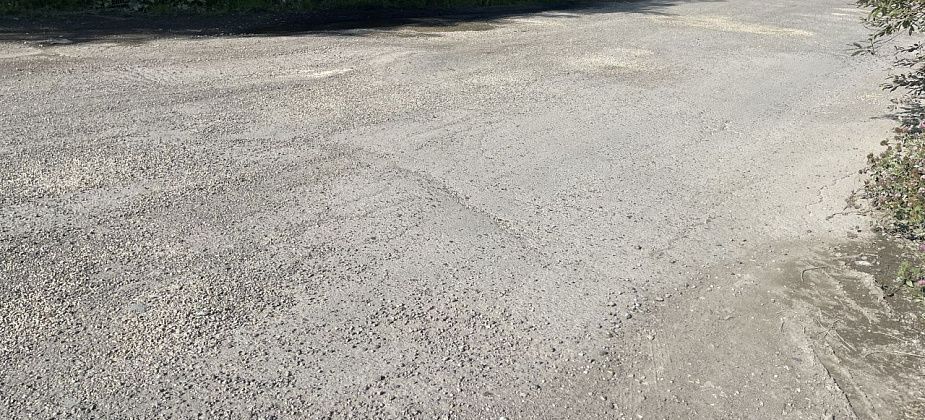 В Завокзальном отремонтировали дорогу, которую ранее кто-то “починил” старым асфальтом