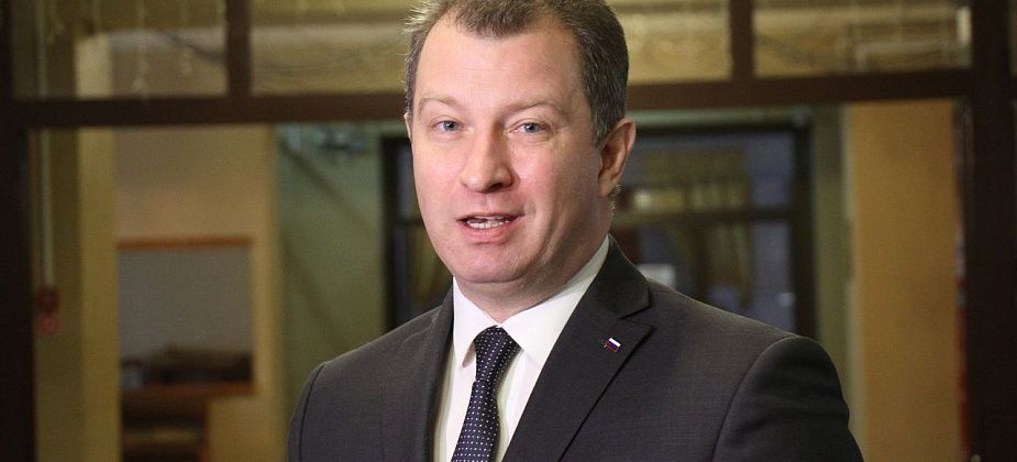 Глава Серова Василий Сизиков начал аппаратное совещание с первоапрельской шутки