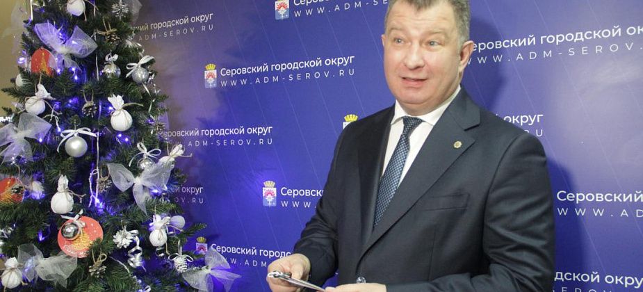 В администрации Серова установили «Елку желаний» с 53 детскими письмами Деду Морозу