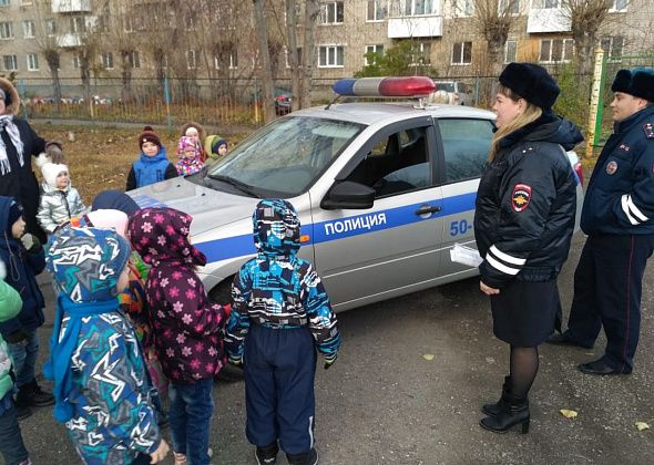 В Серове в гости к детсадовцам приехали сотрудники ГИБДД