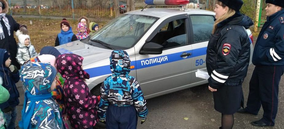 В Серове в гости к детсадовцам приехали сотрудники ГИБДД
